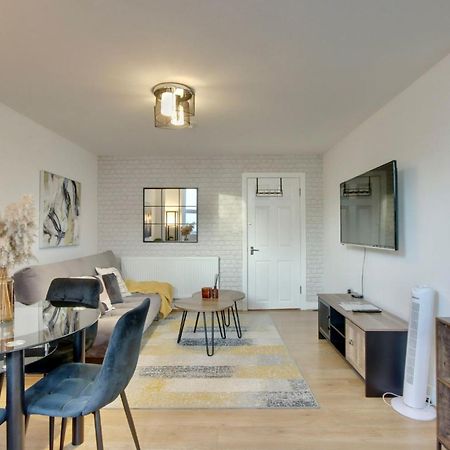 Southsea Getaway Apartment With Pool Table And Hot Tub Portsmouth Bagian luar foto